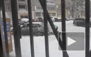 Три миниатюрные девушки вытолкали из сугроба парня на "девятке" в Воронеже