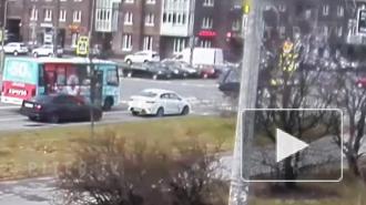 Видео: иномарка перевернулась в результате столкновения на перекрестке в Калининском районе 