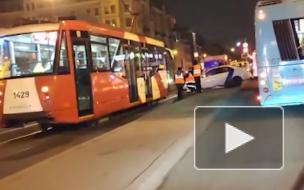 Каршеринг остановил движение общественного транспорта на Лиговском