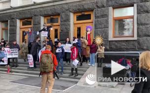 В Киеве проходит митинг противников вакцинации от COVID-19