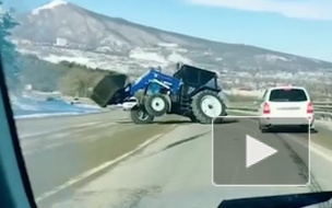 На дороге под Пятигорском трактор потерял колесо и устроил опасный дрифт