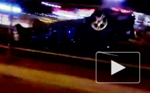 Видео из Казани: легковушка перевернулась на трамвайных путях