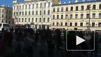 На первомайском шествии в Петербурге задержали более 65 человек