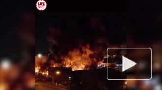 В промзоне на северо-востоке Москвы сгорело около 25 грузовиков