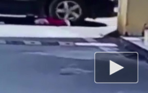 Жуткое видео из Китая: легковушка дважды переехала годовалого ребенка
