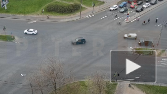 На перекрестке Московского шоссе и Дунайского проспекта легковушку оставили без колеса