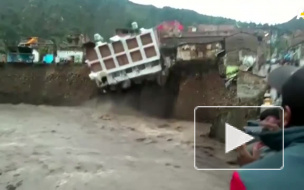 Появилось видео падения трехэтажного отеля в реку в Перу