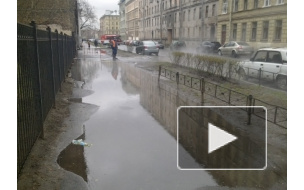 На 10-й Советской прорвало трубу с горячей водой, автомобилистам приходится объезжать улицу