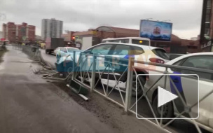 Арендованная машина снесла заграждение на Ленинградской улице