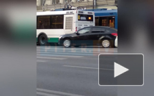 На площади Восстания автобус подрезал троллейбус