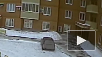 Камера сняла падение подростка из окна высотки в Челябинске