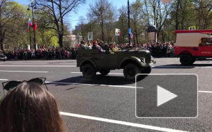 Появилось видео с парада ретро-автомобилей в Петербурге 