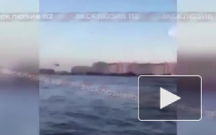 Видео: в Петербурге вертолет пролетел под опорой моста