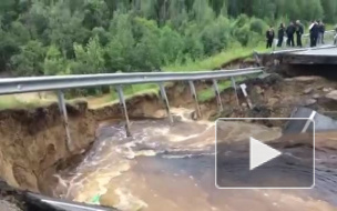 На трассе в Тюмени образовалась яма в 30 метров длиной и 7 в глубину из-за ливней