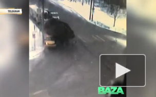 Видео: в Москве КАМАЗ с песком упал на такси
