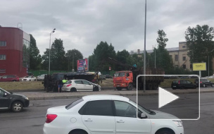 На Малоохтинской набережной перевернулся КамАЗ с металлом 