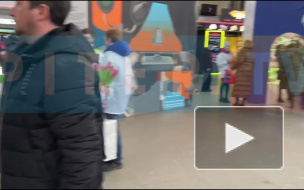 На Московском вокзале девушкам дарили цветы