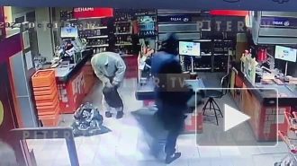 Ночная кража из продуктового магазина в Ленобласти попала на видео