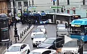 Видео: в центре Петербурга столкнулись автобус и троллейбус