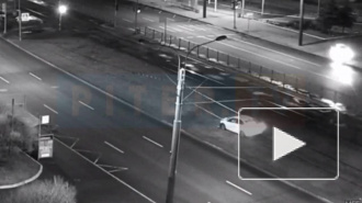 Видео: на проспекте Энгельса из-за удара легковушку вынесло на трамвайные пути 