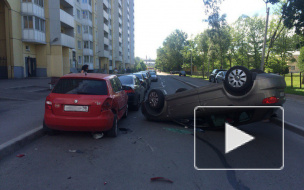 На Оборонной "Ауди" перевернулась и разгромила припаркованные авто 