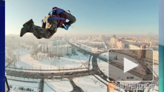 Три парашютиста прыгнули с крыши высотки в Петербурге