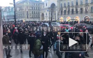 Видео: Многотысячная колонна протестующих прошла по Невскому проспекту