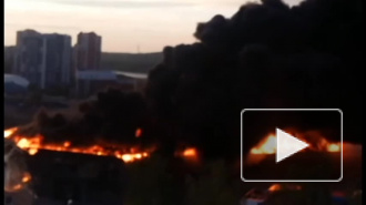 Во время крупного пожара в автосалоне в Кемерово пострадали 3 человека