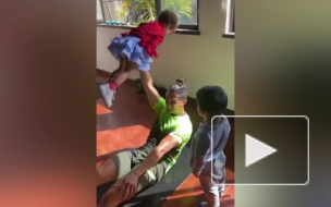 Роналду использовал дочь вместо гантели во время тренировки