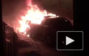 Видео из Иваново: Ночью во дворе дома подожгли "Инфинити"