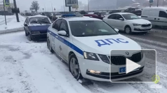 На Пироговской набережной задержали водителя без номеров с поддельным удостоверением