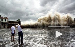 Тайфун Усаги, свирепствующий в Китае, убивает людей и сносит машины