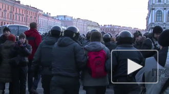 Полицейские загнали демонстранта под автобус
