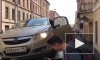 Видео: в Фонарном переулке машину эвакуировали вместе с водителем