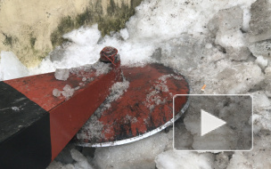 Наледь на тротуарах Петербурга победили с помощью скрепера