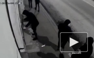 Видео: задержаны вандалы, разрисовавшие Штаб Навального в Петербурге