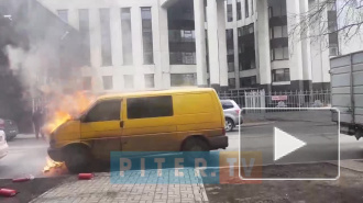 Видео: возле национальной библиотеки загорелась машина 