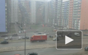 Видео: на Петровском бульваре большегруз сдуло ветром 