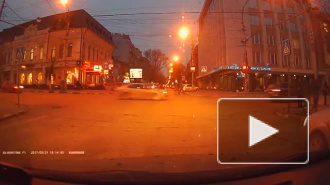 В сети появилось страшное видео наезда на девушку в Саратове