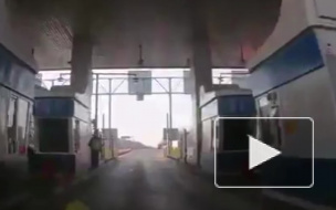 Автомобиль получил в "лоб" шлагбаумом на пункте оплаты М4 