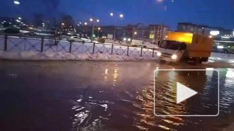 Байконурскую улицу временно перекрыли из-за прорыва трубы с холодной водой