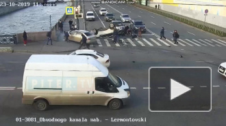 Момент наезда на пешеходов на пересечении Лермонтовского и Обводного канала попал на видео
