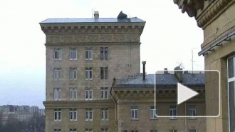 Штормовой ветер оторвал огромный фрагмент крыши на проспекте Стачек