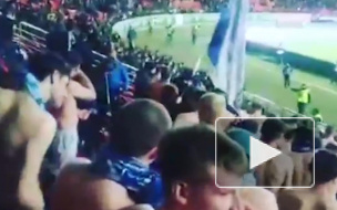 Видео: матч "Зенит" - "Ахмат" приостановили из-за стычки фанатов 