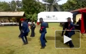 Видео: в Гане во время плясок на похоронах уронили покойника