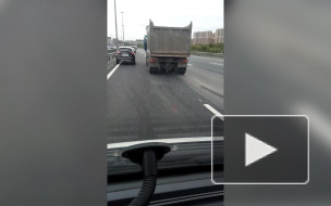 На КАД в сторону Мурманского шоссе произошло ДТП с участием грузовика