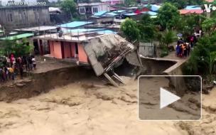 Десятки человек погибли в Индонезии в результате оползней и наводнений