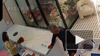 Мужчина напал на администратора кафе и ограбил цветочный магазин в Петроградском районе