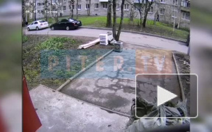 Мошенник заставил пенсионерку выбросить 100 тысяч из окна