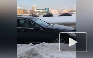 На Петроградской стороне чиновник чистил снег: это оказалась акция канала ТНТ 